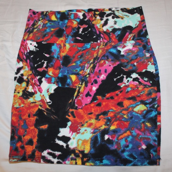 ♥️SOLD♥️ Printed Fitted Skirt - Picture 1 of 4